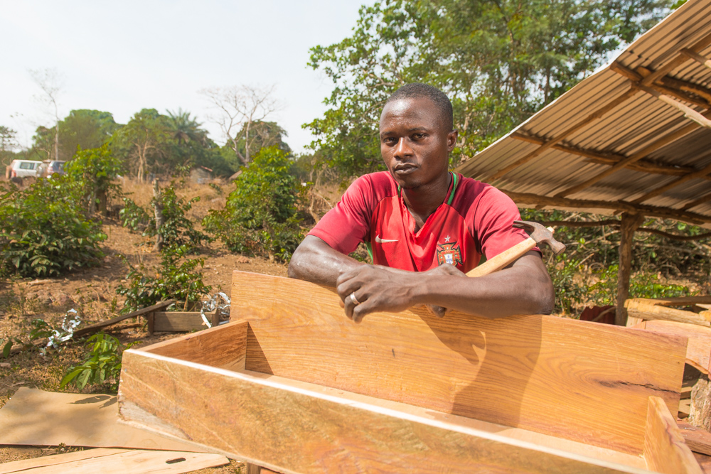 Guinee. 01/2019. Village prés de Boke. le menuisier.